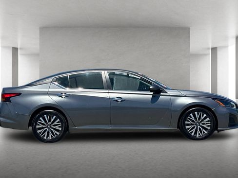 Used 2023 Nissan Altima 2.5 SV FWD image 3