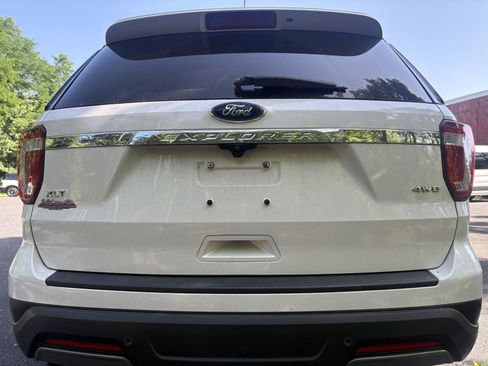 Used 2019 Ford Explorer XLT w/ Equipment Group 202A AWD/4WD image 4