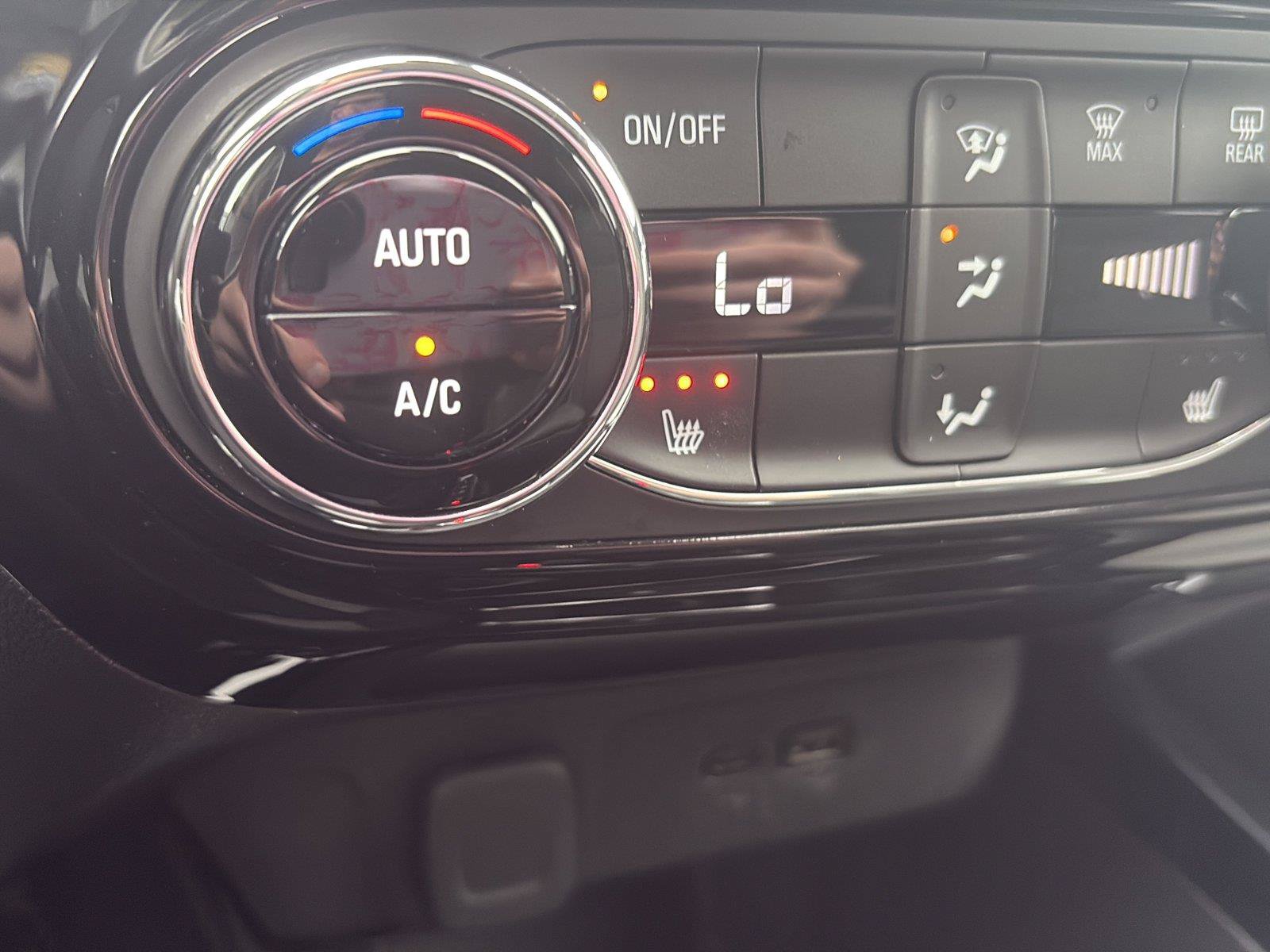 Certified 2025 Chevrolet Trax LT w/ LT Convenience Package FWD image 33