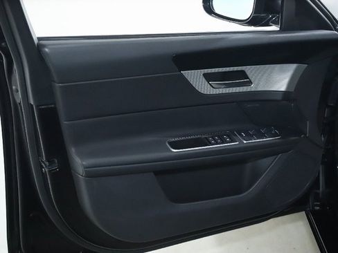 Used 2018 Jaguar XF Premium image 31