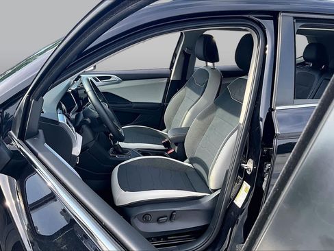 Used 2025 Volkswagen Taos SE w/ Panoramic Sunroof Package FWD image 8