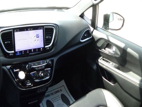 Certified 2025 Chrysler Pacifica Select FWD image 14
