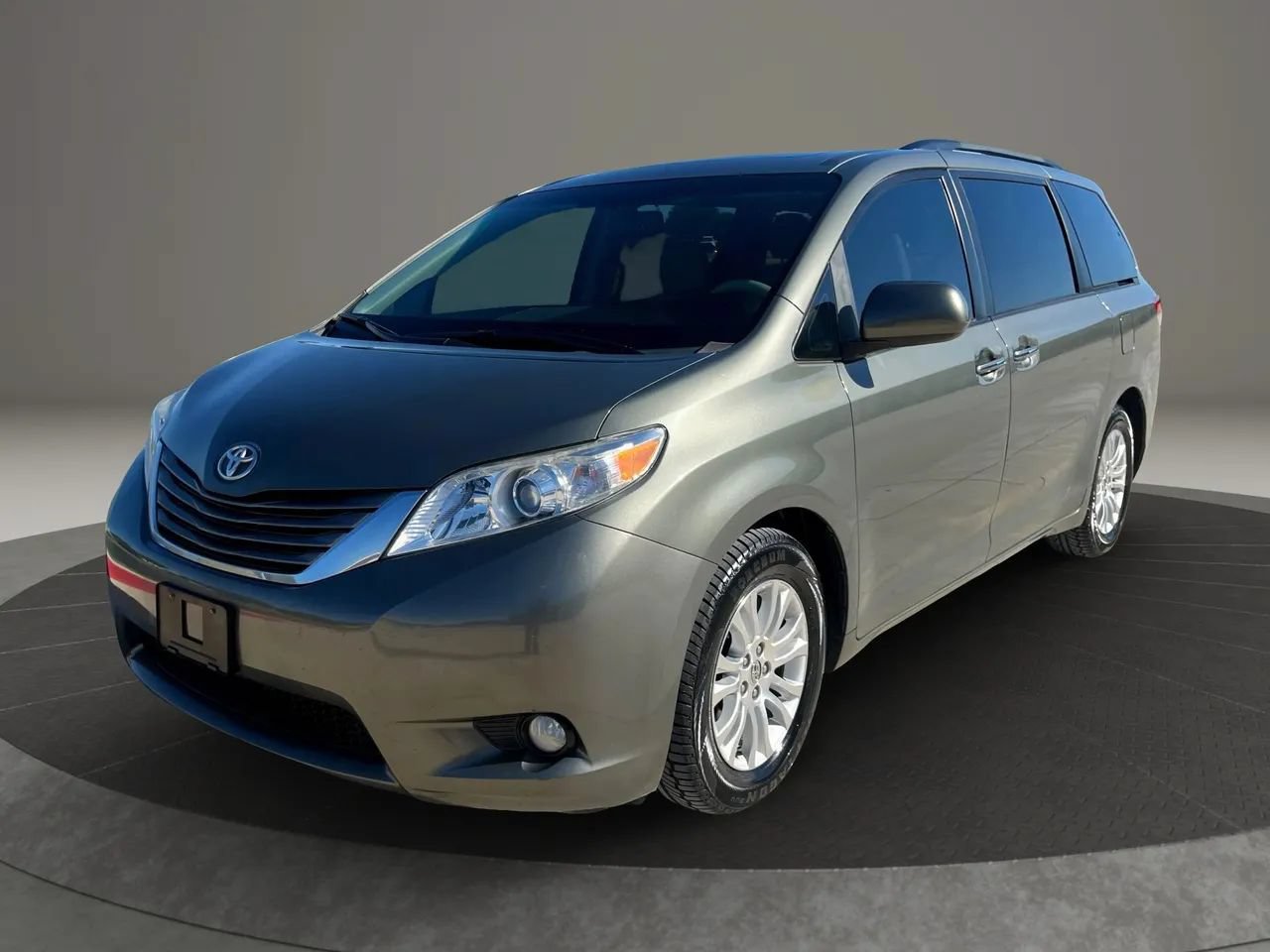 Used 2011 Toyota Sienna XLE w/ XLE Navigation Pkg FWD image 5