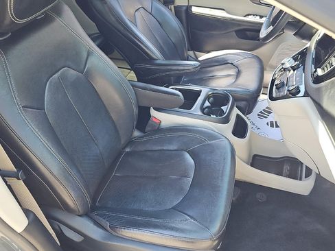 Used 2022 Chrysler Pacifica Touring-L FWD image 22