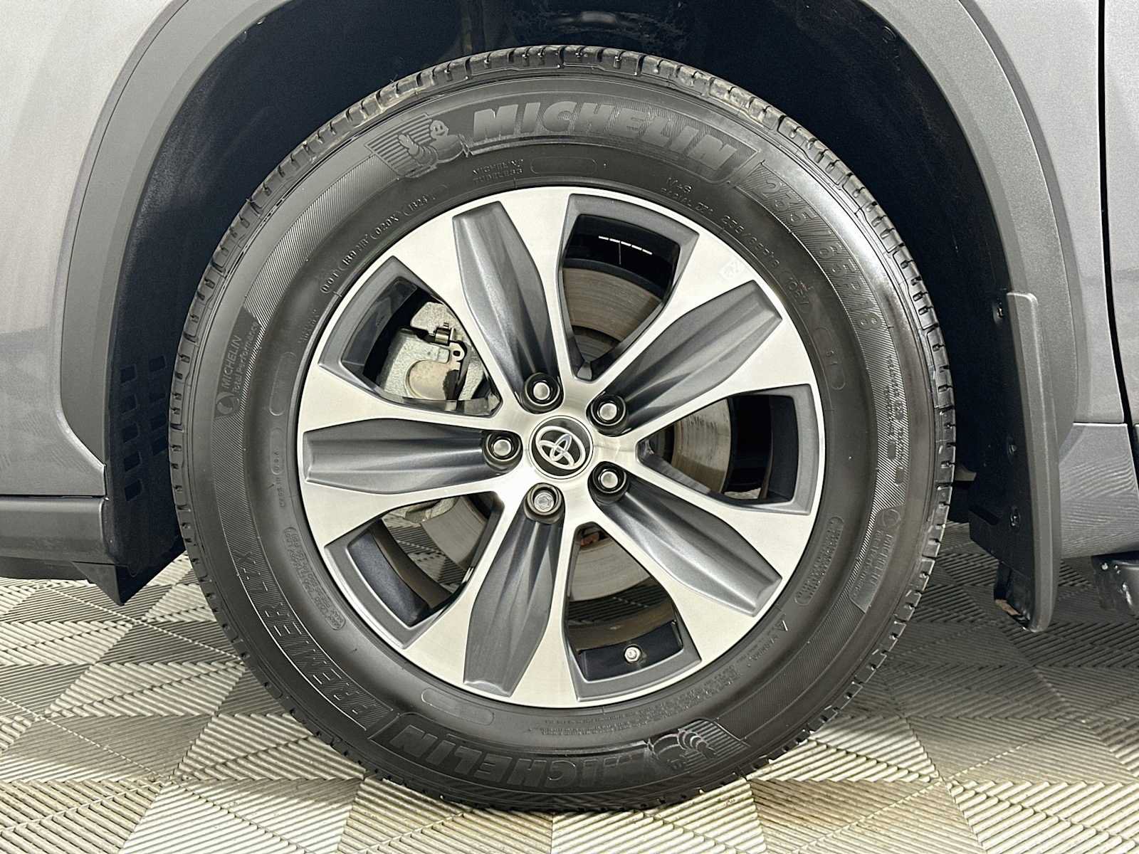 Used 2024 Toyota Highlander XLE FWD image 30