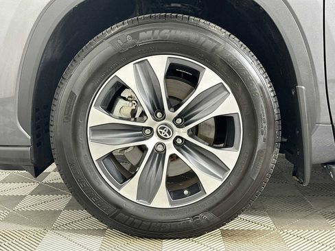 Used 2024 Toyota Highlander XLE FWD image 30