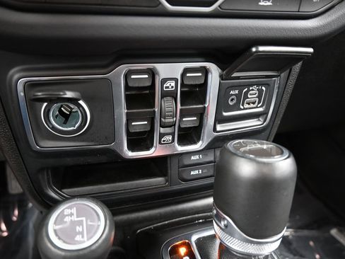 Used 2024 Jeep Gladiator Sport w/ Premium Package image 25