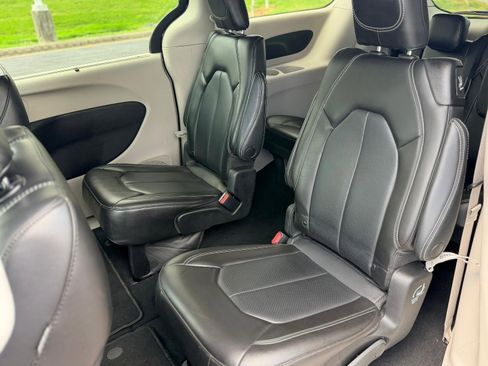 Used 2023 Chrysler Pacifica Touring-L FWD image 10