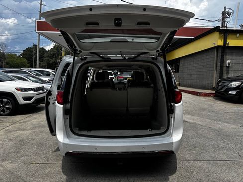 Used 2020 Chrysler Pacifica Limited FWD image 13