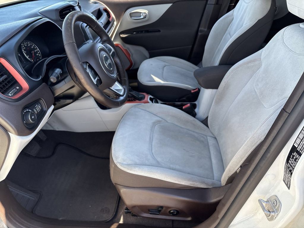 Used 2017 Jeep Renegade Latitude w/ Popular Equipment Group FWD image 19