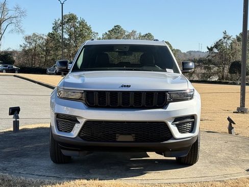 New 2025 Jeep Grand Cherokee Altitude image 2