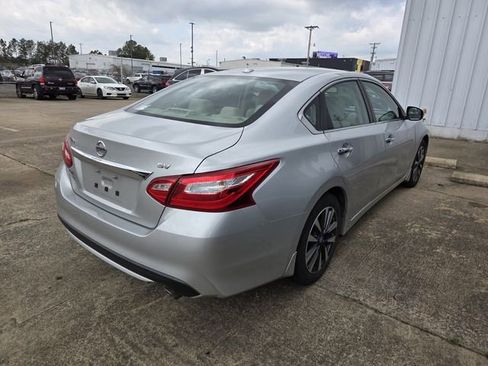 Used 2016 Nissan Altima 2.5 SV w/ Convenience Package image 10