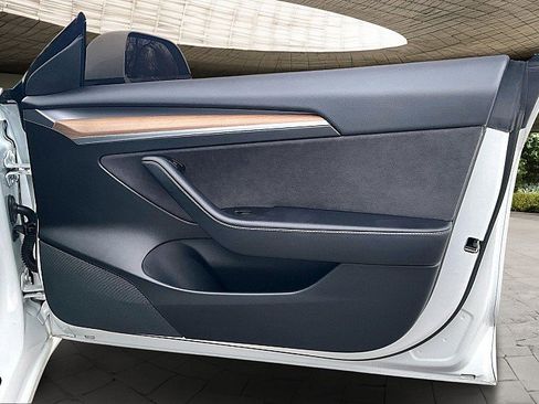 Used 2021 Tesla Model 3 Standard Range Plus image 18