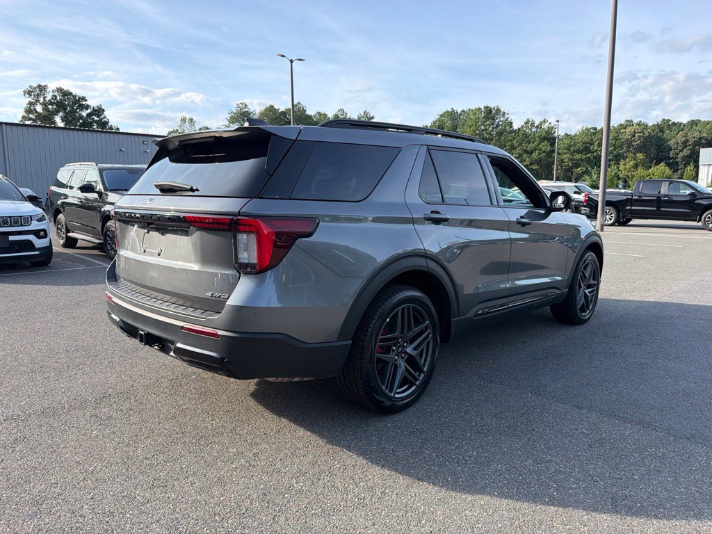 Used 2025 Ford Explorer ST-Line w/ ST-Line Street Pack AWD/4WD image 5