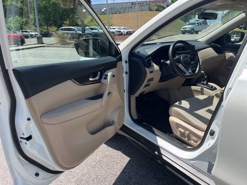 Used 2018 Nissan Rogue SV w/ Sun & Sound Touring Package FWD image 4