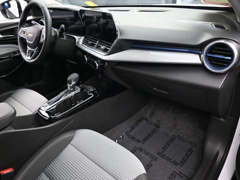 Used 2025 Chevrolet Trax LT w/ LT Convenience Package image 45