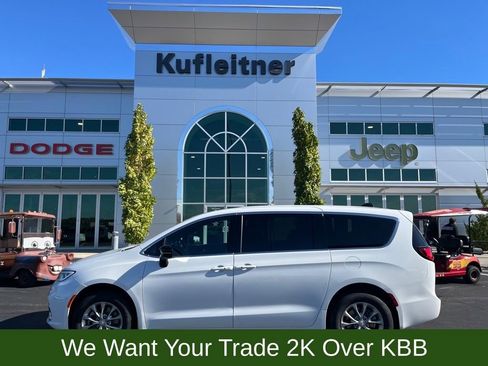 New 2026 Chrysler Pacifica Select image 1