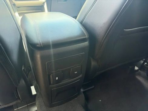 Used 2023 Ford Explorer XLT AWD/4WD image 25