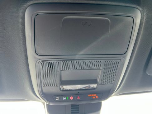 Used 2025 Chevrolet Traverse LT FWD image 15