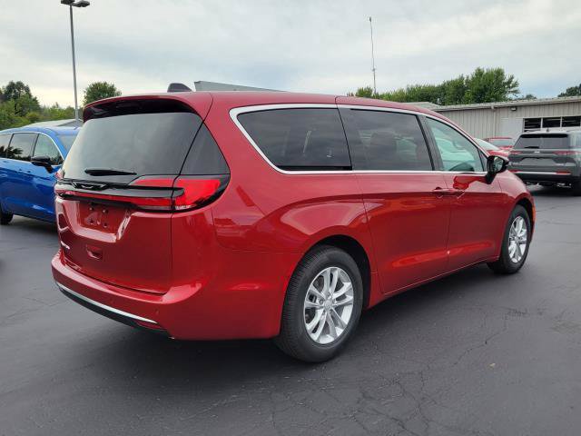 New 2027 Chrysler Pacifica Select FWD image 3