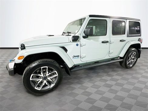 Used 2024 Jeep Wrangler Unlimited image 4
