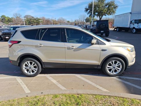 Used 2017 Ford Escape SE image 7