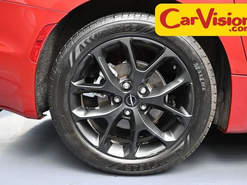 Used 2025 Chrysler Pacifica Limited image 11