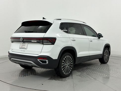 Used 2025 Volkswagen Taos SE w/ Panoramic Sunroof Package FWD image 9