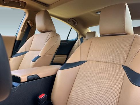 Used 2025 Lexus ES 300h w/ Premium Package image 23