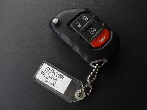 Used 2025 Jeep Wrangler Unlimited Sahara AWD/4WD image 33