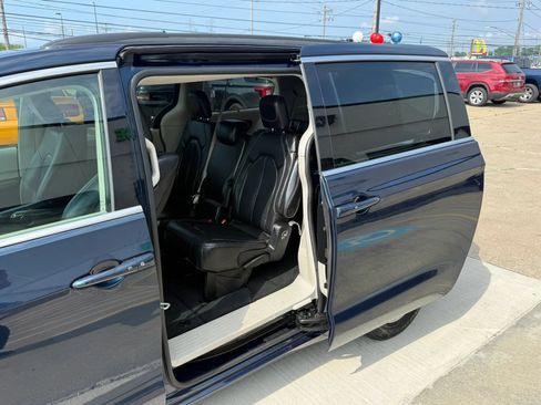 Used 2022 Chrysler Pacifica Touring-L w/ Uconnect Theater Family Group FWD image 22