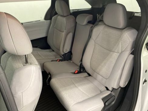Used 2026 Toyota Sienna LE FWD image 27