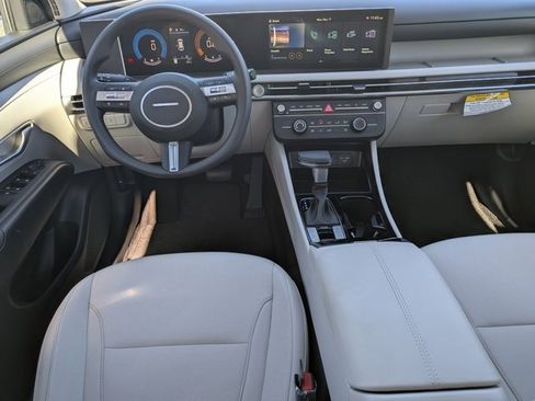 Used 2025 Hyundai Tucson SE image 19