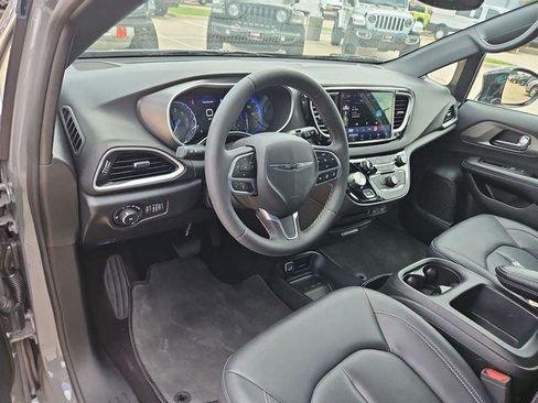 Used 2025 Chrysler Pacifica Select FWD image 10