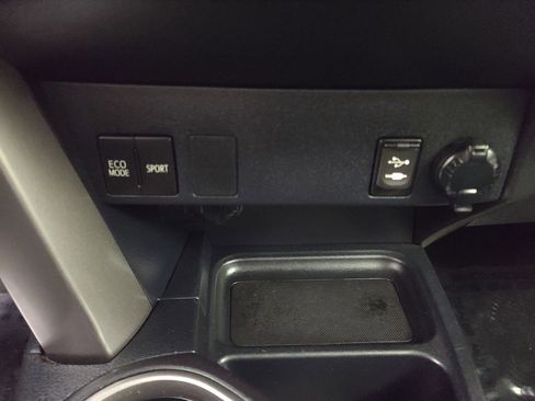 Used 2018 Toyota RAV4 LE image 35