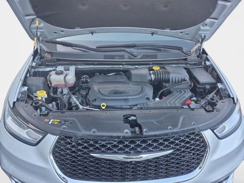 Used 2024 Chrysler Pacifica Touring-L image 23