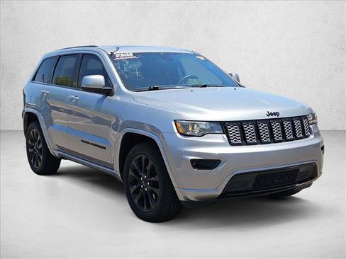 Used 2017 Jeep Grand Cherokee Altitude AWD/4WD image 3