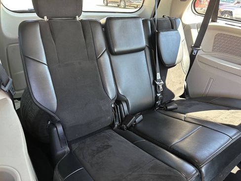 Used 2014 Chrysler Town & Country Touring-L FWD image 10