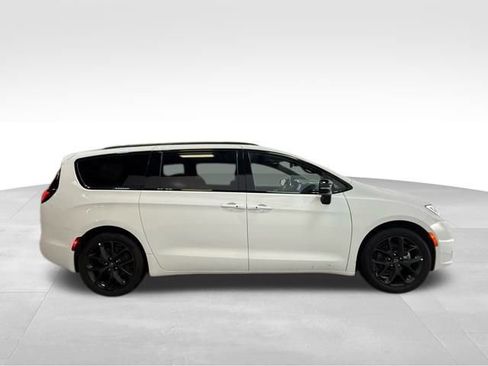 Used 2025 Chrysler Pacifica Limited FWD image 7