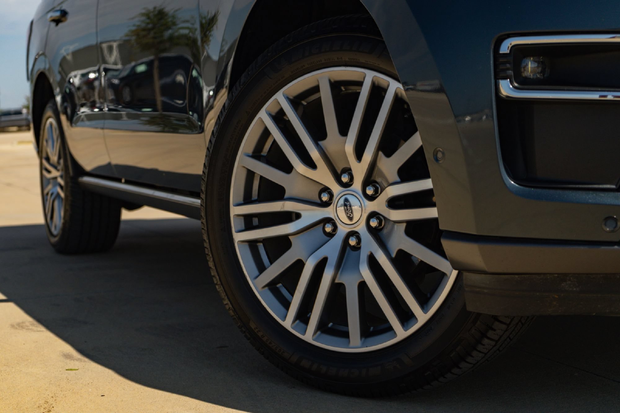 Used 2022 Ford Expedition Limited RWD image 2