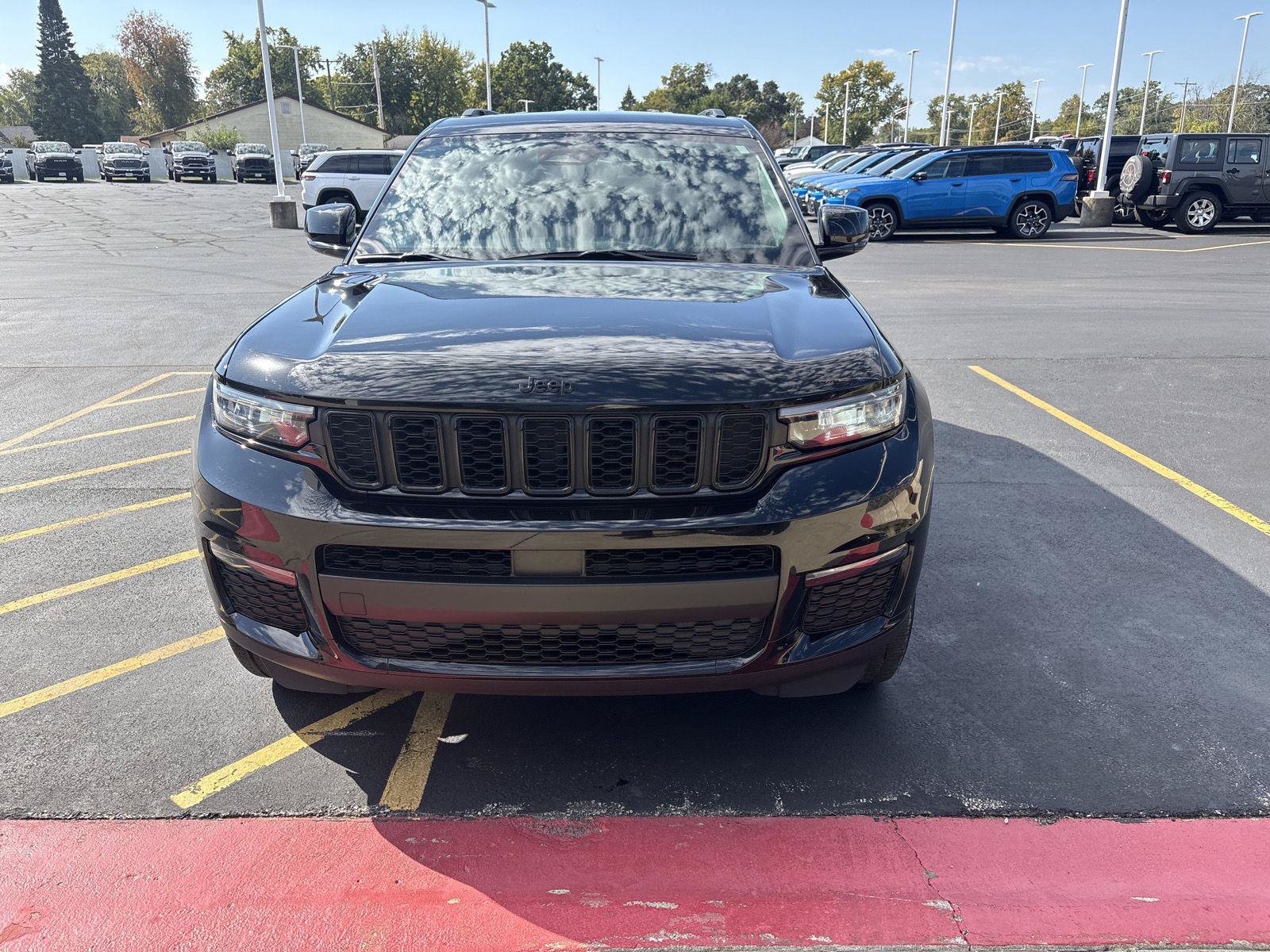 Used 2025 Jeep Grand Cherokee L Limited w/ Black Appearance Package AWD/4WD image 2