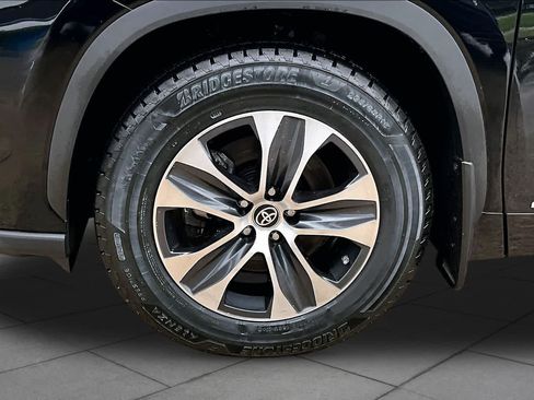 Used 2023 Toyota Highlander XLE AWD/4WD image 11