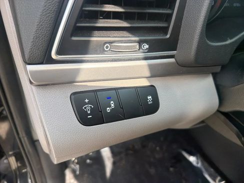 Used 2017 Hyundai Elantra Limited FWD image 12