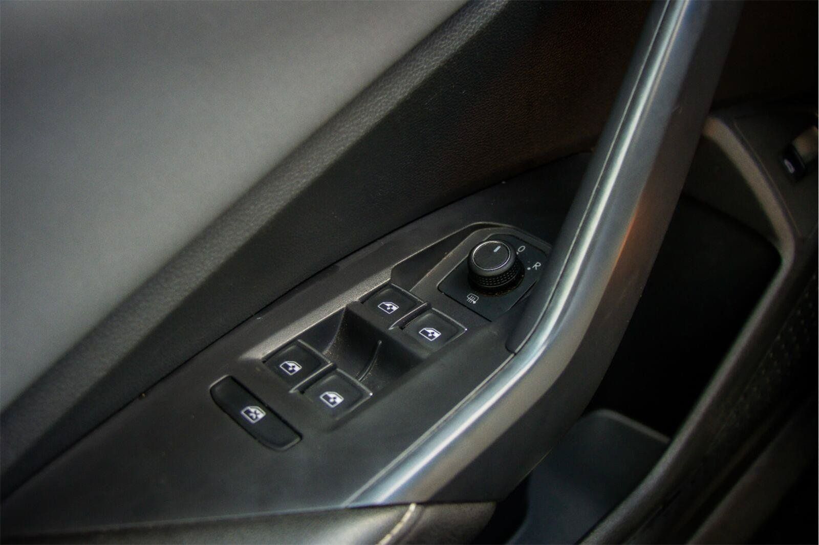 Used 2025 Volkswagen Jetta SE FWD image 11
