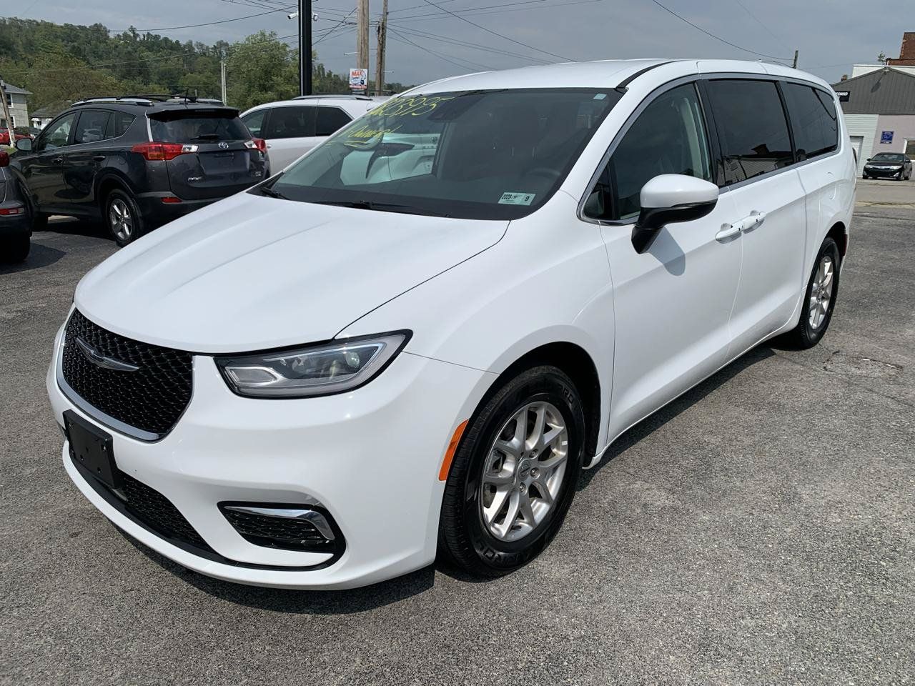 Used 2023 Chrysler Pacifica Touring-L FWD image 2