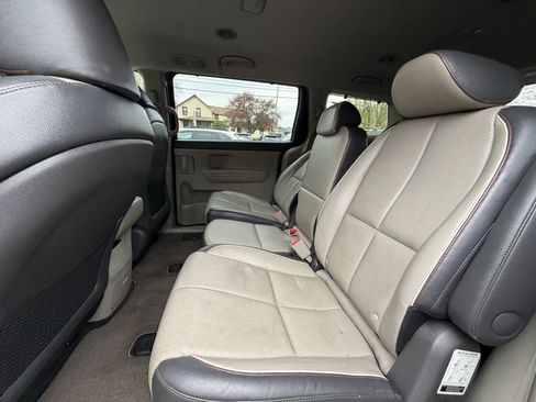 Used 2017 Kia Sedona LX w/ LX Essentials Premium Package FWD image 11