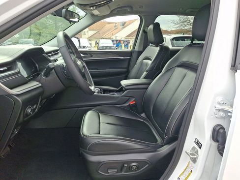 Used 2023 Jeep Grand Cherokee Limited AWD/4WD image 24