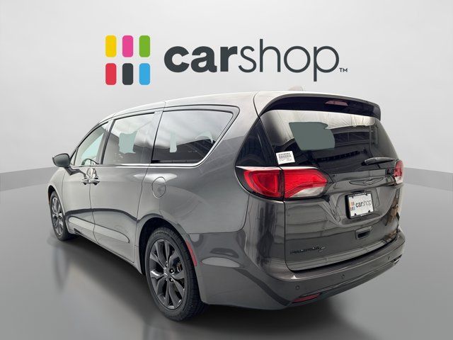 Used 2020 Chrysler Pacifica Touring w/ S Appearance Package FWD image 3