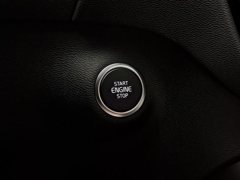 Used 2024 Volvo XC40 B5 Core image 24