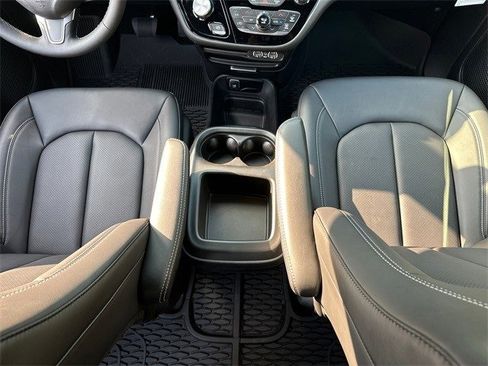 New 2025 Chrysler Pacifica Select image 18